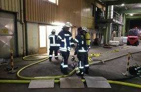 Feuerwehr der Stadt Arnsberg: FW-AR: Brand in Chemiebetrieb in Arnsberg-Bruchhausen - Schnelles Eingreifen der Feuerwehr verhindert Ausbreitung