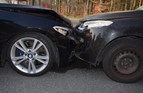 Kreispolizeibehörde Herford: POL-HF: Verkehrsunfall mit Leichtverletzter - Frontalzusammenstoß beim Abbiegen