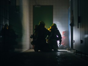 FW Wachtberg: Verunfallte Person und Brand in der Dusche. Ein Übungsabend im Berkumer Hallenbad