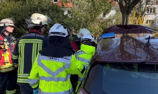 Feuerwehr und Rettungsdienst Bonn: FW-BN: Feuerwehr und Rettungsdienst retten zwei Personen aus einem verunfallten PKW