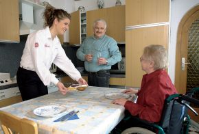 Pflegethema Senioren in Bildern / Johanniter Unfall-Hilfe bietet honorarfreies Fotomaterial für Journalisten