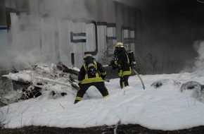 Feuerwehr Dortmund: FW-DO: 16.04.2018 - Feuer in Hörde
Gerümpel und Autoreifen brennen nahe der B236