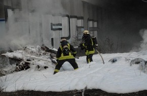 Feuerwehr Dortmund: FW-DO: 16.04.2018 - Feuer in Hörde
Gerümpel und Autoreifen brennen nahe der B236