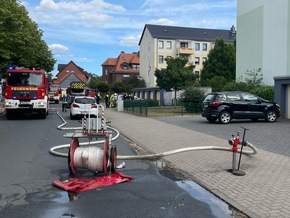 FW Lehrte: Schneller Einsatz der Feuerwehr verhindert Brandausbreitung im Mehrfamilienhaus