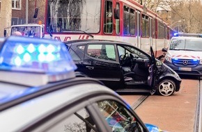 Polizei Duisburg: POL-DU: Dellviertel: Straßenbahn gegen Pkw - zwei Verletzte