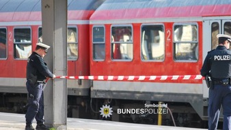 Bundespolizeidirektion München: Bundespolizeidirektion München: Feuer im Regionalzug: Mutter und Sohn löschten mit Cola - Zeugen gesucht