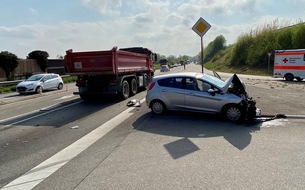 Polizeidirektion Landau: POL-PDLD: Zusammenstoß zwischen PKW und LKW