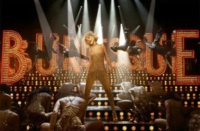 ProSieben: The Voice of Cinema: Die Popstars Christina Aguilera und Cher singen in "Burlesque" (BILD)