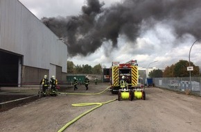 Feuerwehr Gelsenkirchen: FW-GE: Schwarze Rauchwolke über Gewerbegebiet in Gelsenkirchen Erle.
/ Eine verletzte Person nach Feuer in leerstehender Produktionshalle