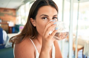 aquaRömer GmbH & Co. KG: Fit trotz Hitze. Warum richtig trinken im Sommer so wichtig ist