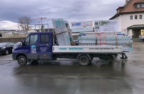 Polizeipräsidium Mittelhessen - Pressestelle Wetterau: POL-WE: + Lkw deutlich überladen + Schmuck erbeutet + Durch Fenster eingestiegen + Einbruch in Einfamilienhaus + Reifen zerstochen, Scheiben eingeschlagen + Windschutzscheibe beschädigt +