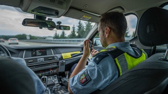 Polizei Mettmann: POL-ME: Gleich drei Fahrzeuge bei Firmeneinbruch entwendet - Ratingen - 2207114