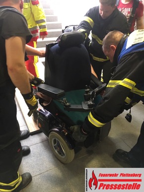 FW-PL: Flächenbrand, Hilfeleistungseinsatz für Rollstuhlfahrerin und Heimrauchmelder mit bestätigter Rauchentwicklung am Nachmittag.