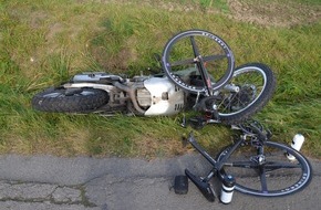 Kreispolizeibehörde Herford: POL-HF: Verkehrsunfall mit Schwerverletztem - Radfahrer und Motorradfahrer stoßen zusammen