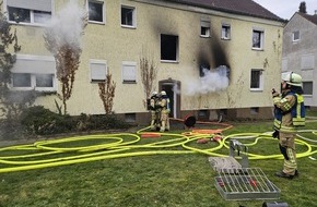 Feuerwehr Kleve: FW-KLE: Ausgedehnter Wohnungsbrand - Flammen schlagen aus Fenstern