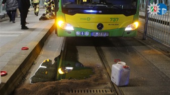 Polizeipr&auml;sidium Oberhausen: POL-OB: T&auml;ter werfen Bauzaunfu&szlig; auf Trasse - Linienbus verunfallt
