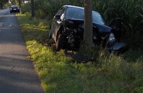 Polizeiinspektion Cuxhaven: POL-CUX: 48-jähriger Golf-Fahrer bei Verkehrsunfall mit Sattelschlepper lebensgefährlich verletzt + Skateboard-Fahrer löst Baumunfall aus (Bild)