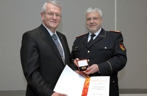 Deutscher Feuerwehrverband e. V. (DFV): Feuerwehr-Ehrenkreuz in Gold für Jürgen Rehmann / Dank an Vorstandsvorsitzenden des Verbands öffentlicher Versicherer