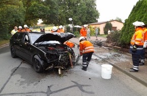 Polizeiinspektion Hameln-Pyrmont/Holzminden: POL-HM: 390 kW-Fahrzeug prallt gegen Laterne, flüchtet und überschlägt sich kurz darauf