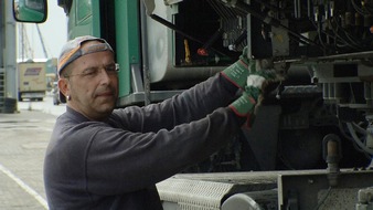 ZDF: Mit schwerer Last immer gegen die Uhr / Dreiteilige "ZDF.reportage: DIE TRUCKER" über die Gehetzten der Autobahn (FOTO)