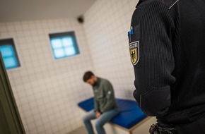 Bundespolizeidirektion München: Bundespolizeidirektion München: In mehreren Ländern als Asylbewerber registriert/ Bundespolizei bringt zwei Migranten in Haft