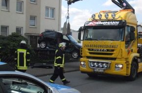 Polizeiinspektion Hameln-Pyrmont/Holzminden: POL-HOL: Holzminden - Rehwiese/Nordstraße: Drei Leichtverletzte bei Zusammenstoß - PKW landeten im Vorgarten -