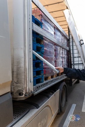 POL-WES: Wesel- Kooperationseinsatz der Polizei: Intensive Kontrollen im gewerblichen Personen- und G&uuml;terverkehr