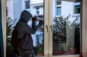 Polizei Rhein-Erft-Kreis: POL-REK: 180621-2: Quartett brach in Mehrfamilienhaus ein - Pulheim