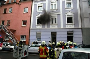 Feuerwehr Essen: FW-E: Zimmerbrand mit Tücken, Wohnung im Altbau über innere Verbindungstreppe zwischen Erdgeschoss und erstem Obergeschoss massiv verraucht