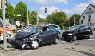 Kreispolizeibehörde Herford: POL-HF: Zusammenstoß im Gegenverkehr- Insassen verletzt