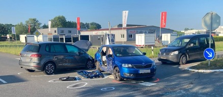 Kreispolizeibehörde Höxter: POL-HX: Verkehrsunfall mit drei Pkw und drei Verletzten