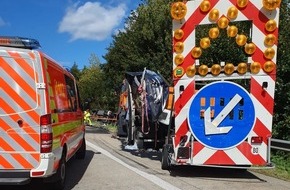 Feuerwehr VG Asbach: FW VG Asbach: LKW Unfall auf der A3 / 2 Leichtverletzte - lange Vollsperrung der Autobahn