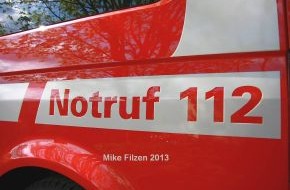 Feuerwehr Essen: FW-E: Brennende Gartenlaube in Holsterhausen, Brandbekämpfung mit vier Rohren, keine Verletzten
