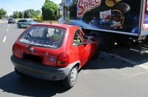 Polizei Mönchengladbach: POL-MG: Pkw-Fahrerin wird bei Verkehrsunfall in Hehn schwerverletzt