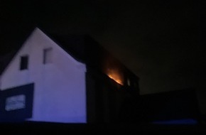 Feuerwehr Dortmund: FW-DO: Dachstuhlbrand an der Wittbräucker Straße