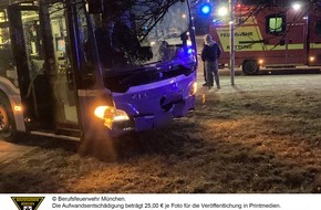 Feuerwehr München: FW-M: Pkw und Gelenkbus kollidieren (Obersendling)