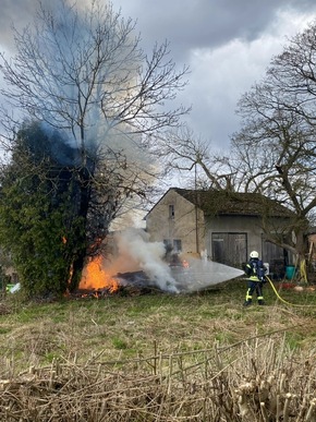 FW-MK: Brennender Unrat an der Griesenbraucker Straße