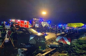 Feuerwehr Dortmund: FW-DO: 27.12.2021 - Dortmund Verkehrsunfall mit eingeklemmter Person auf der B236 Fahrtrichtung Lünen