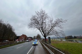 Polizeiinspektion Hameln-Pyrmont/Holzminden: POL-HM: Pkw in Weser gerutscht