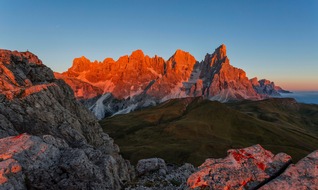 Trentino Marketing S.r.l.: Pink-Fieber im Trentino: Enrosadira und Roséwein beim Sonnenuntergang in den Dolomiten genießen