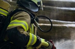 Feuerwehr Herdecke: FW-EN: Rauchentwicklung aus Holzstapel im Wald