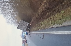 Polizeiinspektion Northeim: POL-NOM: Lkw fährt in Straßengraben