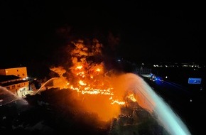 Feuerwehr Bochum: FW-BO: Großfeuer in einem Reifenlager