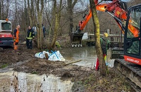 Feuerwehr R&ouml;srath: FW R&ouml;srath: Technische Hilfeleistung an der S&uuml;lz: Besch&auml;digtes Wehr bedroht Campingplatz