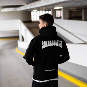 SNKRADDICTED präsentiert erste Modekollektion für Sneaker-Fans