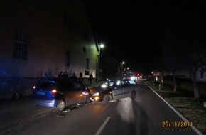 Polizeiinspektion Hameln-Pyrmont/Holzminden: POL-HOL: Boffzen - Bahnhofstraße: Zwei Leichtverletzte bei Zusammenstoß 15.000,-- EUR Sachschaden -