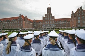 Presse- und Informationszentrum Marine: Marine: Pressemitteilung / Pressetermin: Bundespräsident Christian Wulff als Ehrengast an der Marineschule Mürwik - 250 Marineoffizieranwärter werden vereidigt