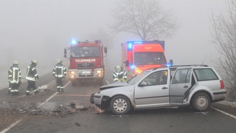 Kreispolizeibehörde Höxter: POL-HX: Lkw missachtet Vorfahrt - Autofahrerin verletzt
