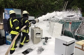 Feuerwehr Haan: FW-HAAN: Schaumeinsatz in Entsorgungsbetrieb