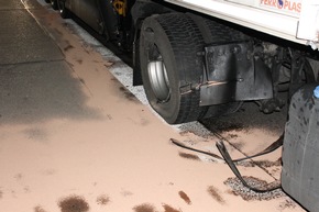 FW-WRN: Verkehrsunfall mit LKW-Beteiligung auf der BAB 1